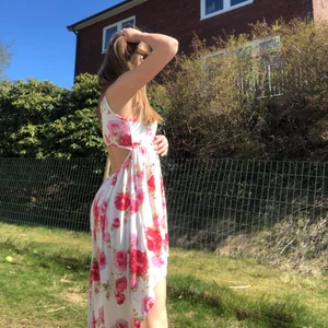 Sommar klängig  - Super söt sommar klänning med öppen rygg💐 70kr + Frakt 🌹 Storlek S. Skriv om du är intresserad🌺