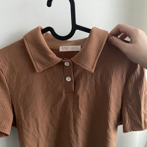 Brun topp - 30kr + frakt 45kr (75kr totalt)