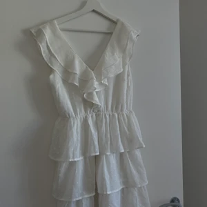 Studentklänning  - Säljer min studentklänning från Nelly, älskar den 😍 har en pytteliten fläck som syns på sista bilden annars är den super fin! Passar även till mottagningen, skiva osv. 😊 Är en XS men skulle även passa större då den är med lager😊