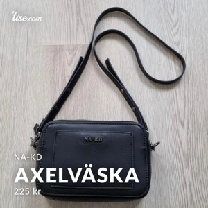Axelväska - Svart ställbar axelväska som även går att använda som kuvert väska från NA-KD 👜 Den har två fack, ett stort huvudfack och ett mindre fack på framsidan. I väldigt bra skick!