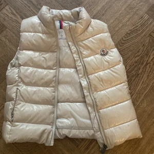 Moncler väst!!😍🙌 - Beige Moncler väst i strl 134cm men är större i storleken och passar mig som är xs. Änvänd men ändå i gott skick, självklart äkta! Pris kan diskuteras/sänkt pris för snabb affär, skriv för fler bilder💓