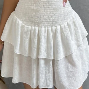 Vit sommarkjol. - Skitsnygg oanvänd kjol som passar perfekt till sommaren. Så söta men tyvärr är den inte min stil och den passade inte mig. De är i storlek S båda två och dem ser exakt ut som bilderna när man sätter på sig dem, skulle säga att dem passar mer en XS💞. Ordinarie styckpris är 130kr men jag säljer dem för 80kr styck. Pris kan diskuteras vid snabb affär. ❤️❤️ dem är stretchiga men lågmidjade. Så det är meningen att ha resåren nere under midjan, annars blir dem kortare😊