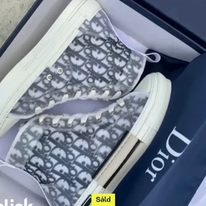 Dior sneakers - Hej, kollar intresset på mina dior sneakers då dem tyvärr är för små för mig. Älthetsbevis finns på boxen men tyvärr inget kvitto. Flärparna där bak är borta som ni kan se på andra bilden. Priset är inte satt i sten!