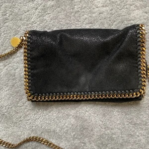 Stella McCartney väska  - Liten Stella väska som är helt äkta. Väl använd men ändå i väldigt bra skick. Pris kan diskuteras. Hör av er för fler bilder 