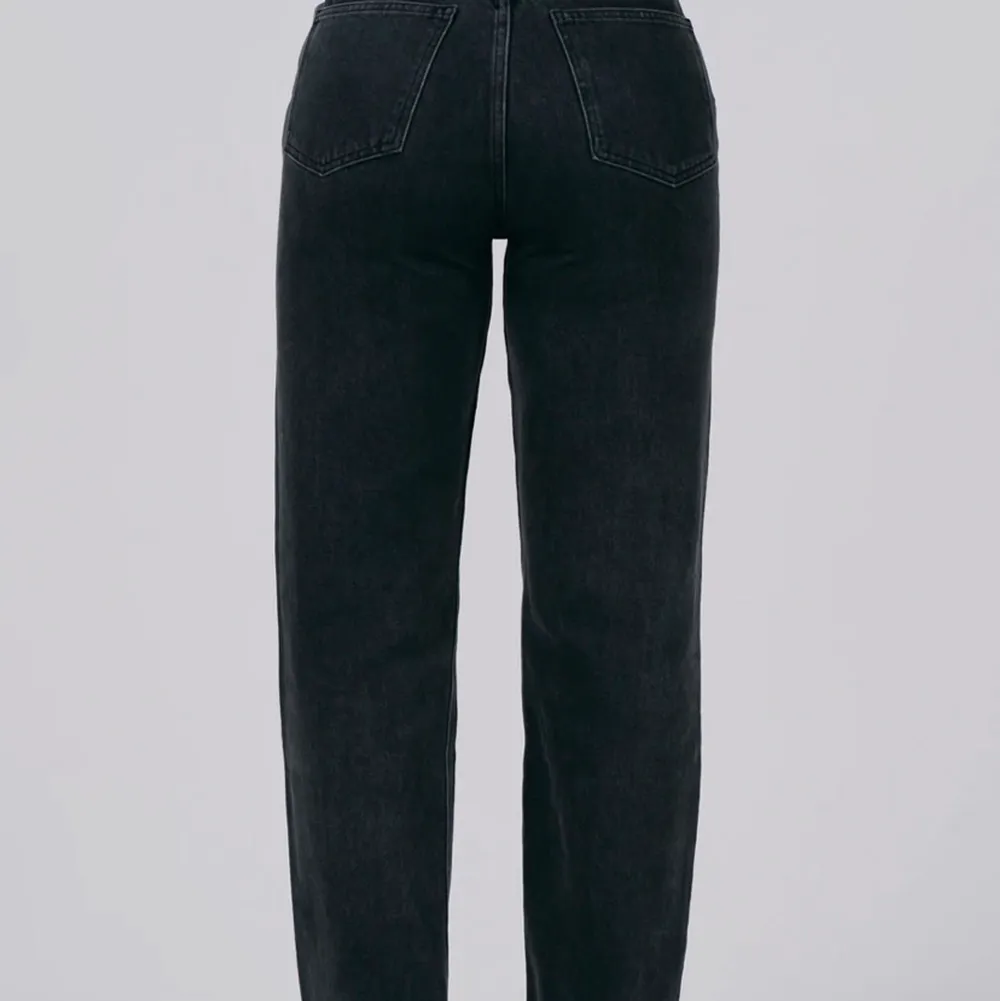 Säljer nu tyvärr mina svarta adsgn jeans då dem är lite stora för mig, dem är använda 1 gång och alltså då i nyskick, nypris 699💕💕 dem är avklippta någon centimeter ner till, men inget man tänker på, bara en snygg detalj 💫💕. Jeans & Byxor.