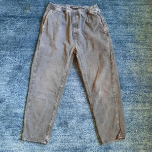 Urban outfitters svarta manchesterbyxor  - Svarta manchester byxor från Urban outfitters. Lätt tecken på slitage. Om du vill ha andra bilder eller har frågor är det bara att fråga. Kan skicka spårbart för lite mer