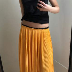 Superfin gul kjol, perfekt till sommaren! Aldrig använd, alltså i nyskick. Frakt tillkommer ingår i priset, kontakta mig gärna vid frågor💕