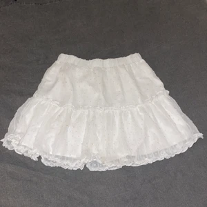 Kjol - En jätte fin vit kjol från shein. Säljer pga av att den tyvärr är för liten. Använd många gånger men är i bra skick. Storlek M men skulle passa en S oxå. Pris 40kr