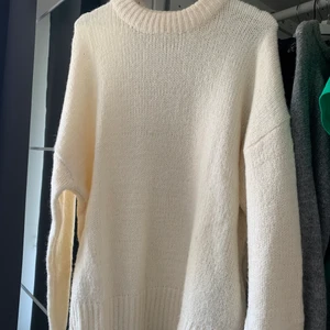 Vit Stickad tröja  - En jättefin Vit stickad tröja från lager157. Säljer då den tyvärr är för stor för mig. Använd en gång                                       Nypris 150kr