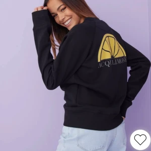 Sweatshirt från aqua limone - Fin sweatshirt från aqua limone i färgen svart! Storleken är xs men skulle säga att den även passar en storlek S. Har även i färgen vit i samma storlek om man hellre skulle vilja ha den. Fin att ha till ett par shorts eller jeans i sommar när det blir lite kyligare. Inköpt för 1000 så säljer för 400 då den är använd en del. Frakt tillkommer