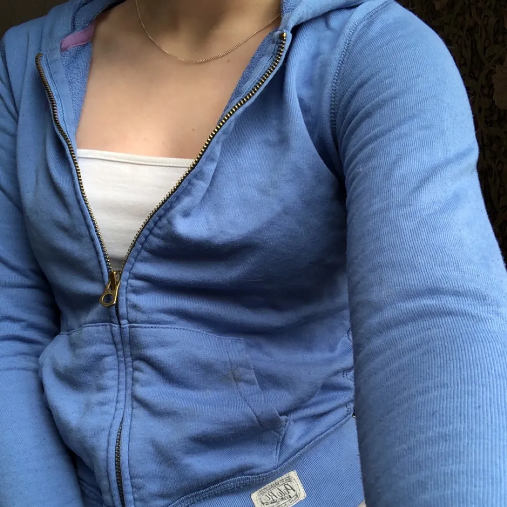 En blå zip up hoodie ifrån Ralph Lauren i strl m men den är väldigt liten i strl så skulle mer säga xs!💓. Hoodies.