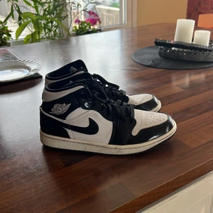 Jordan 1 carbon - Jordan 1 carbon i bra men använt skick, de är i storlek 43 och passar med allt då de har väldigt enkla färgkombinationer. 