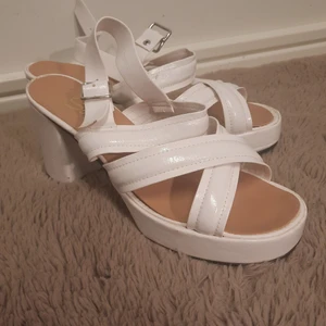 Drömlika vita skor - Vita skor som knappt är använda (syns på bilden 3). Har några små märken från att fraktas men inget som märks. Supersöta och jag skulle älskat att använda dom om dom inte var för stora. Osäker på storleken, men enligt skon är den storlek 40.