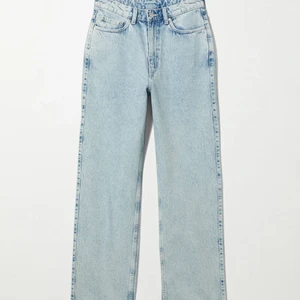 Weekday byxor - Köpte dessa högmidjade weekday byxor (modell rowe, färg sky blue) i somras för 500kr men tycker att de är för korta (jag är 169cm lång). Har använts men är i fint skick.