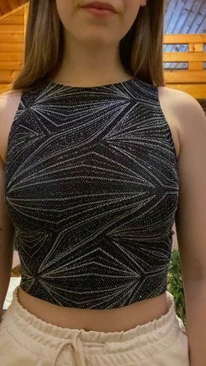 Glitter topp från H&M! - Perfekta festtoppen! Använt 2-3 gånger och är i princip i nyskick. Bilden när jag har den på blev lite stretchad men kan skicka fler bilder om så önskas🙂 I storlek S. Säljer för 100 kr inkl frakt🤗