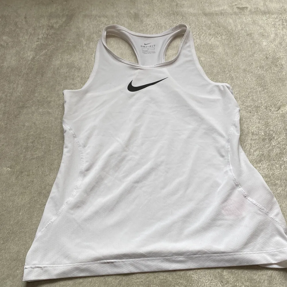 Nike sport tröja som är vitt aldrig använt för råka köpa 2 st och behöver bha 1. T-shirts.