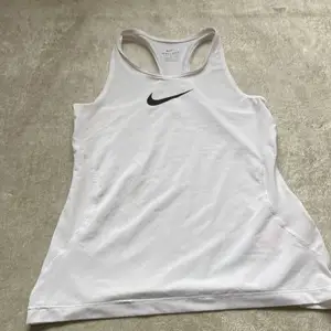 Nike sport tröja som är vitt aldrig använt för råka köpa 2 st och behöver bha 1