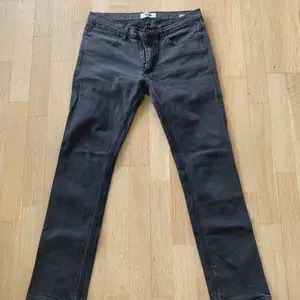 Svarta Acne max cash jeans i storlek 32/32 men skulle säga att de mer är 32/30. Nypris 2200