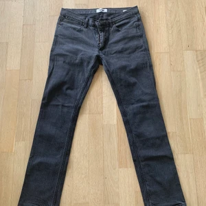 Acne jeans - Svarta Acne max cash jeans i storlek 32/32 men skulle säga att de mer är 32/30. Nypris 2200