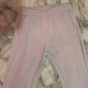 Juicy Couture storlek M - Säljer dessa byxor då jag inte gillar hur de sitter på mig. Andvänd några få tillfällen. Priset kan diskuteras. Hör av dig om du är intresserad och vill ha fler bilder.