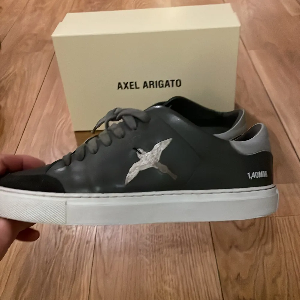 Arigato skor gråa med vit fågel. Köptes efter sommarn och är använda 2-3 gånger bara för har växt ur dom.. Skor.