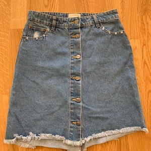 Jeanskjol  - Kjol köpt i Spanien. Strl L men mer som en 38.