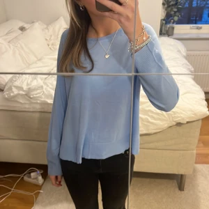 Zara tröja  - Säljer denna superfina tunna stickade tröja från zara!! Superfin blå färg som inte finns kvar och aldrig använd med prislappar kvar. Nypris 199❤️