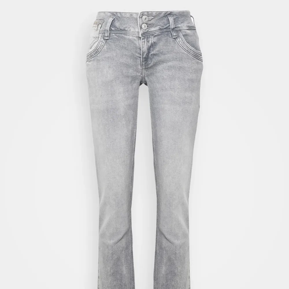 Ett par Jättefina gråa ltb jeans köpta här på plick. Tyvärr så var de för stora på mig. Slutsålda typ överallt. Skulle jättegärna kunna tänka mig att byta med någon till 25/30 istället för 29/30. Skriv till mig ifall ni undrar något❤️ . Jeans & Byxor.