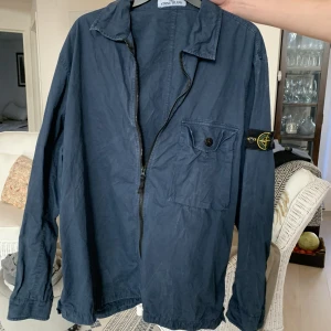 Stone island overshirt - Man kan ha den som oversize eller som en helt vanlig passande overshirt. Den passar min kille perfekt då han är 191 cm och den är väldigt snygg, men som sagt det är inte hans stil längre. Pruta gärna ;)