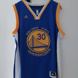 Stephen curry golden state warriors nba linne - Stephen curry golden state warriors nba linne av adidas i storlek XL, ingrn slitnad eller användning på linnet, PAKETET KAN SKICKAS