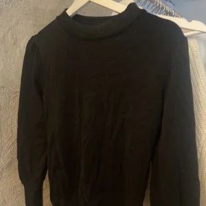 Svart tröja - Väldigt bra skick! Tröjan har lite typ ”puffy” ärmar och är smalare längst ner vilket man ser på sista bilden. Skriv för fler bilder eller info!