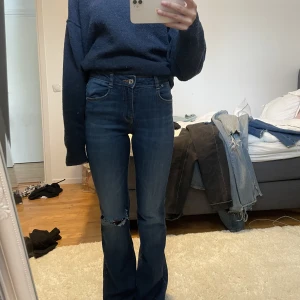 Zara jeans - Bootcut jeans med mellan midja, klippt hål själv!! En stor favorit i garderoben💞💞