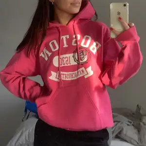 Rosa hoodie som jag köpt på second hand, använder den inte så mycket längre tyvärr. Sååå mysig och tjock👍🏼 Nice stor luva är ett plus