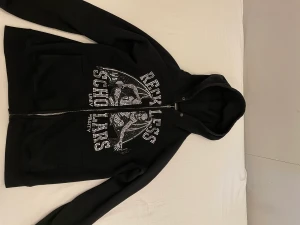Reckless scholars hoodie svart  - Säljer min reckless hoodie som är i väldigt bra skick Storlek s sitter som stor s 