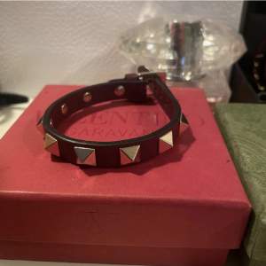 säljer detta underbara valentino armbandet i nyskick!💕 