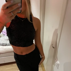 Topp - Så snygg topp med paljetter framtill. Perfekt till fest❤️‍🔥 passar xs-s💓