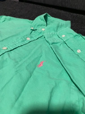 Ralph Lauren - Hej säljer en jätte snygg Ralph Lauren skjorta i jätte bra skick Storlek:S med passar dom som har M Perfekt nu till våren/sommaren. Skriv om du har några frågor eller annat  Är lite skrynklig då jag haft den i garderoben sen sommras.