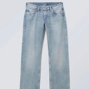 Säljer mina lågmidjade arrow jeans från weekday, lite osäker exakt vad färgen heter men dom är ljusblå 