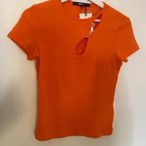 Orange ribbad t-shirt från BikBok🧡Ny, helt oanvänd.