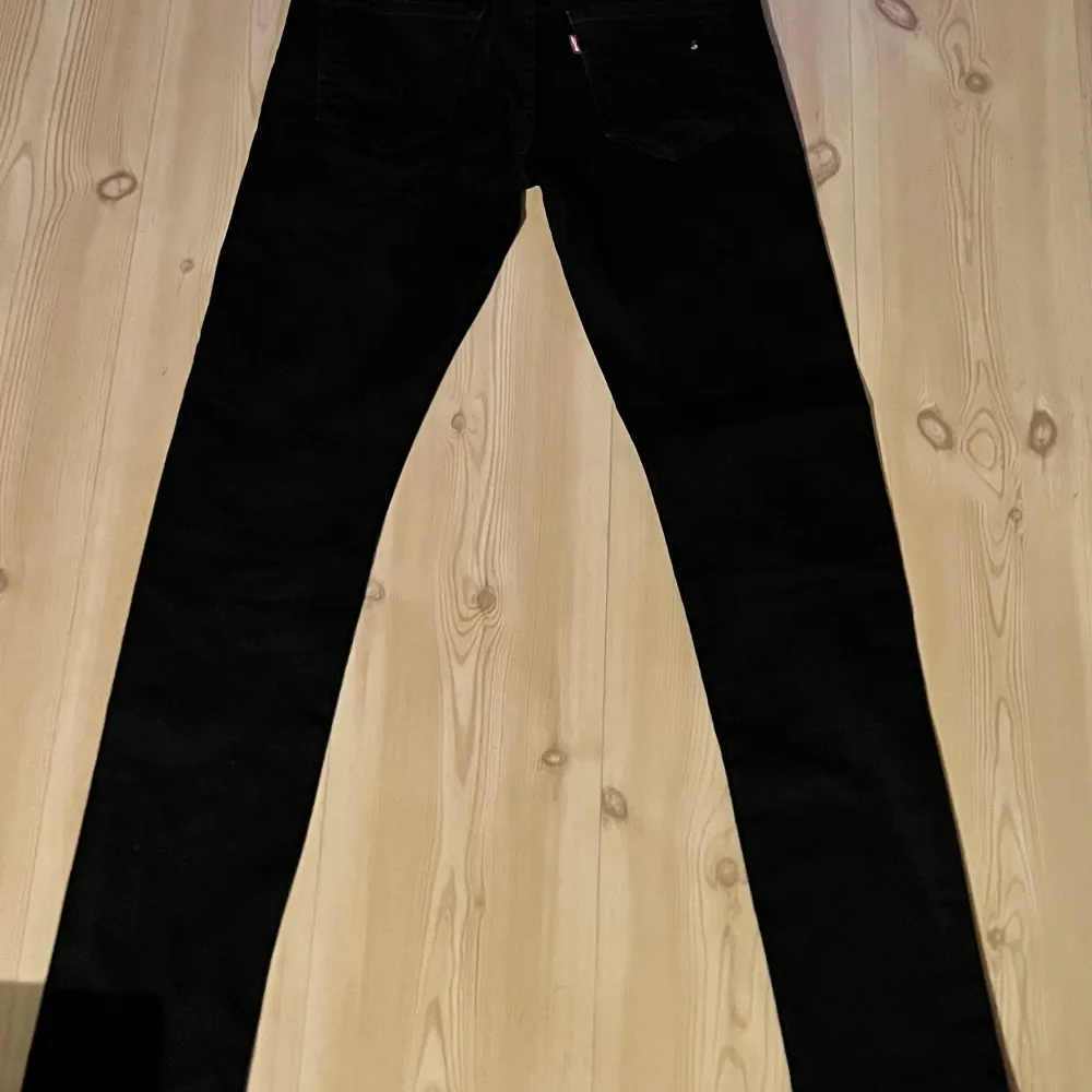 Svarta Levi’s Jeans Köptes för ungefär 1000kr Normal passform. Köparen står för frakt. W29 L32. Jeans & Byxor.
