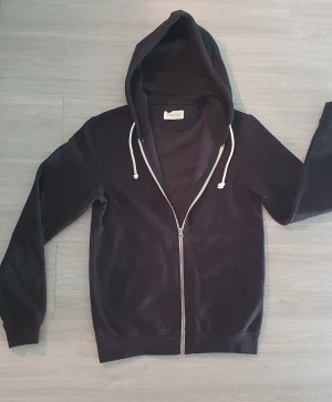 Pier one zip hoodie - Det är en svart pier one zip hoodie som knappt är använd skriv privat för fler bilder.