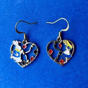 Alice i underlandet örhängen 💙 - Nickelfria krokar och fri frakt 💙