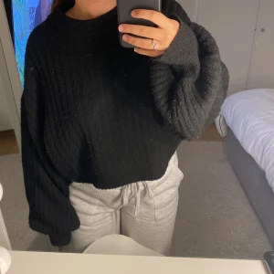 Stickad svart tröja  - Jag säljer min stickade tröja från Gina Tricot, köpt för ett tag sedan, som ej kommer till användning längre tyvärr. Tröjan är i bra skick, lite nopprig pga tvättad några gånger men fortfarande väldigt fin 💕 jag är ca 1.63 och tröjan är i storlek XS 💕