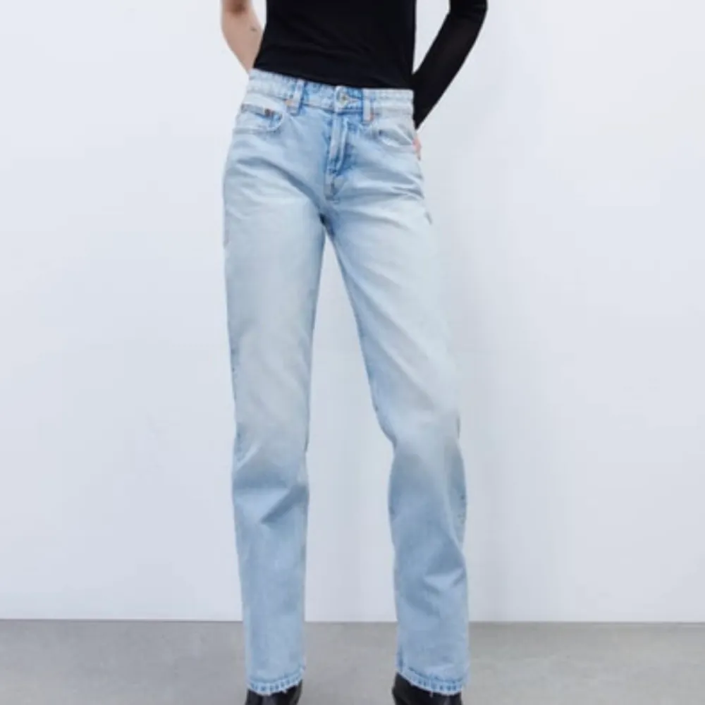 Zara mid/low waist jeans, jag säljer dom svarta men det är samma modell som dom ljusa. Knappt använda och säljer eftersom dom inte används/ är lite små. Säljs inte längre på zaras hemsida. Skriv för mer bilder💕. Jeans & Byxor.