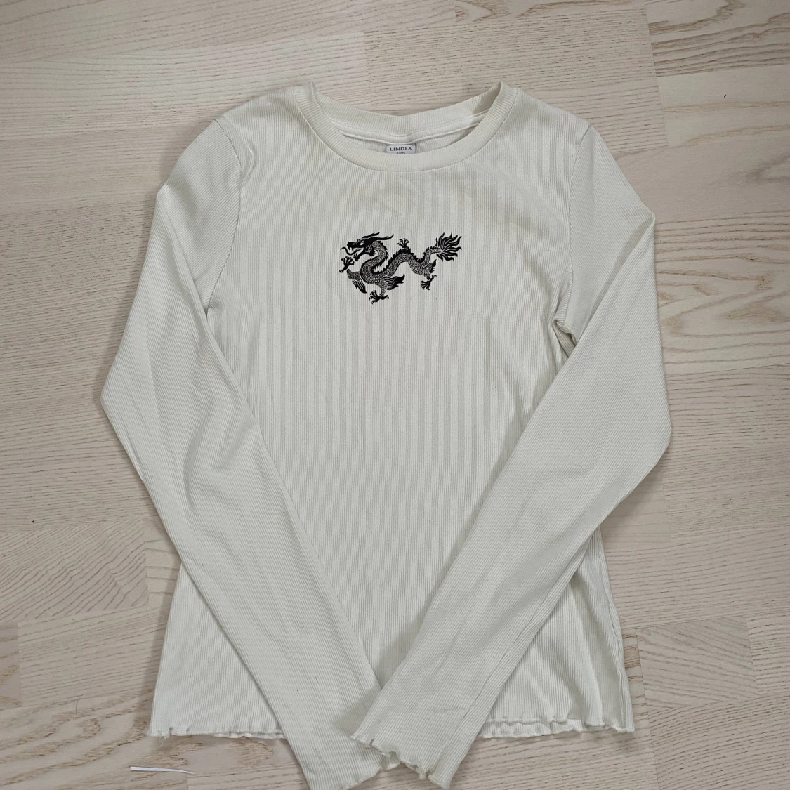 Vit långärmad tröja med en drake - 90