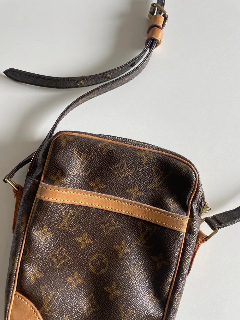 Äldre väska från Louis Vuitton. . Väskor.