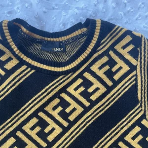 Fendi klänning - Säljer en gammal Fendi klänning åt min mamma, strl S och är i bra skick. Kan inte visa bild på eftersom att den är för stor för mig. Lågt pris eftersom att hon vill bli av med kläder som legat i garderoben 🥰. 