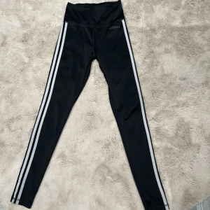 Adidas träningsbyxor  - Adidas byxor, sitter bra, ny pris 499