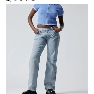 Jeans  - Weekday jeans i modell arrow low straight jeans i färg summer blue! Har använt byxorna några gånger men inga skador, byxorna är dock väldigt skrynkliga men det gör att fixa 