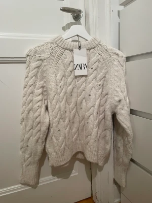Zara tröja - Nu säljer jag min jättefinna oanvänd zara tröja som är helt oanvänd. Jag säljer tröjan för att den var förstor och jag inte hade något kvitto och fick den i present. Köpt för 559kr och säljer den för 100kr. Skriv privat för mer information och bilder💗